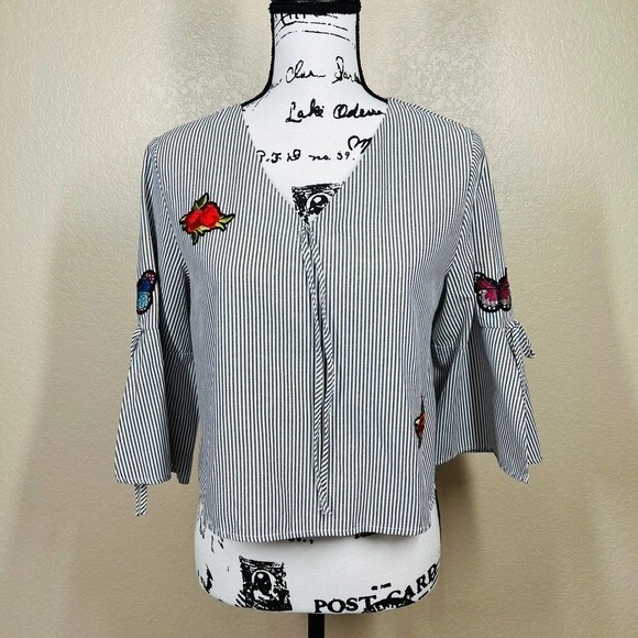 La sorella gray top striped V-neckline Bell sleeve with butterflies patch size M - Picture 5 of 12